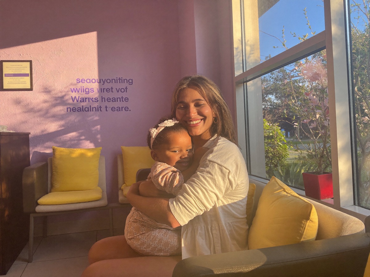 Mãe abraçando filho em ambiente acolhedor